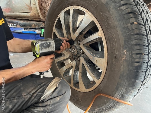 Foto Close-up of tire repair and automotive wheel maintenance.