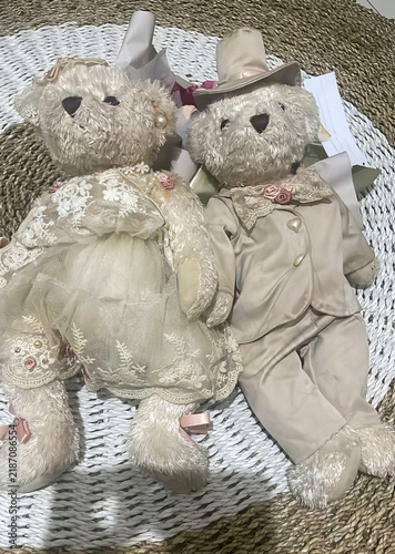 Foto Two antique teddy bears are dressed as a bride and groom, sitting together