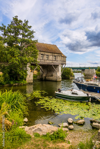 Le Vieux-Moulin de Vernon au dessus de la Seine en France