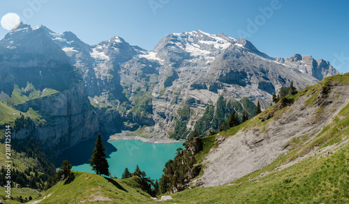 Foto Visitors marvel at the stunning beauty of Oeschinensee in Kandersteg, Switzerlan
