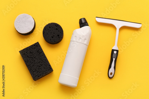 Fotografía House cleaning and hygiene maintenance, detergent bottle with sponges and squeeg