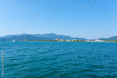 Plakat 小浜市の人魚の浜から眺める小浜の港湾施設