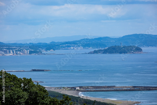 平塚市の湘南平展望台から眺める相模湾と江の島