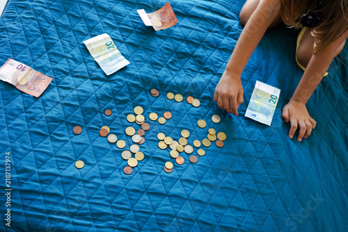 Canvastavla Child learning financial literacy counting euro money