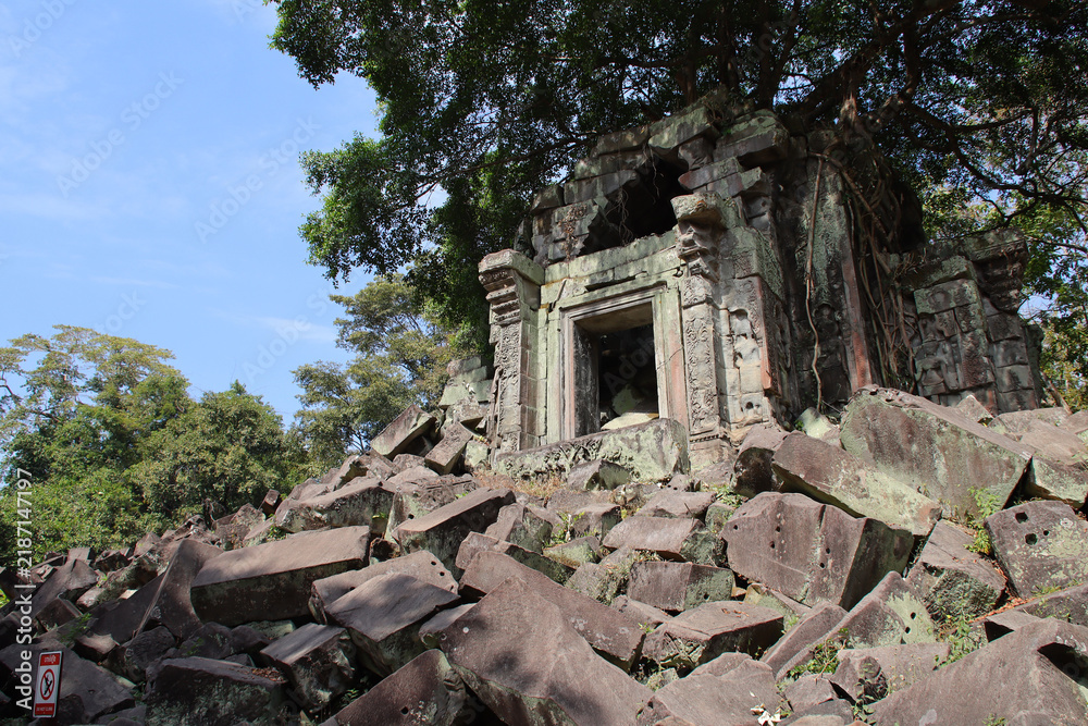 Obraz premium ruined buddhist and hindu khmer temple (beng mealea) in angkor in siem reap in cambodia 