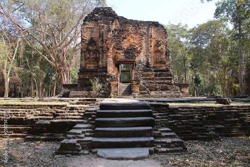 Fotografie ruined hindu temple at sambor prei kuk in the kampong thom province in cambodia