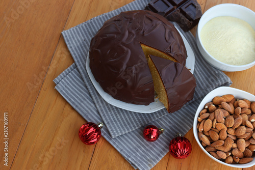 Foto Cut Italian traditional sweet cake called Parrozzo made with almonds and semolin