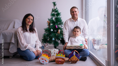 Canvastavla Family celebrating holiday with little boy holding present