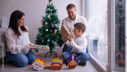 Принти на полотні Family celebrating three kings day opening presents