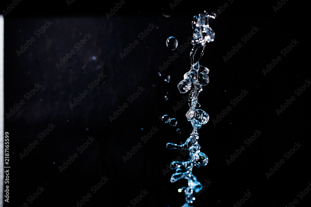 Obraz premium Pouring Clear Water Stream Splashing in Motion