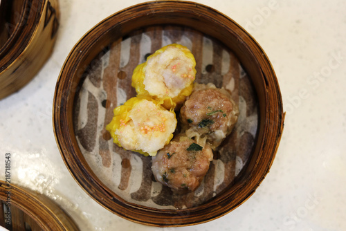 Obraz na płótnie Steamed dim sum in a bamboo basket.