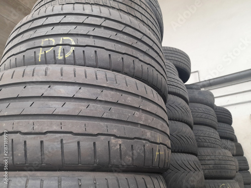 Pila di Gomme di automobili per il cambio stagione - sicurezza