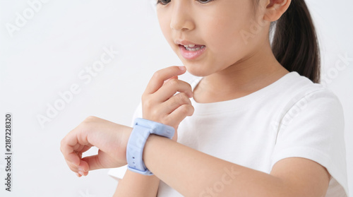 Naklejka スマートウォッチを確認する女の子の手元と表情