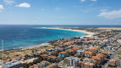 Vista aerea di Santa Maria, della spiaggia e dell'Oceano Atlantico, Isola di Sal, Capo Verde