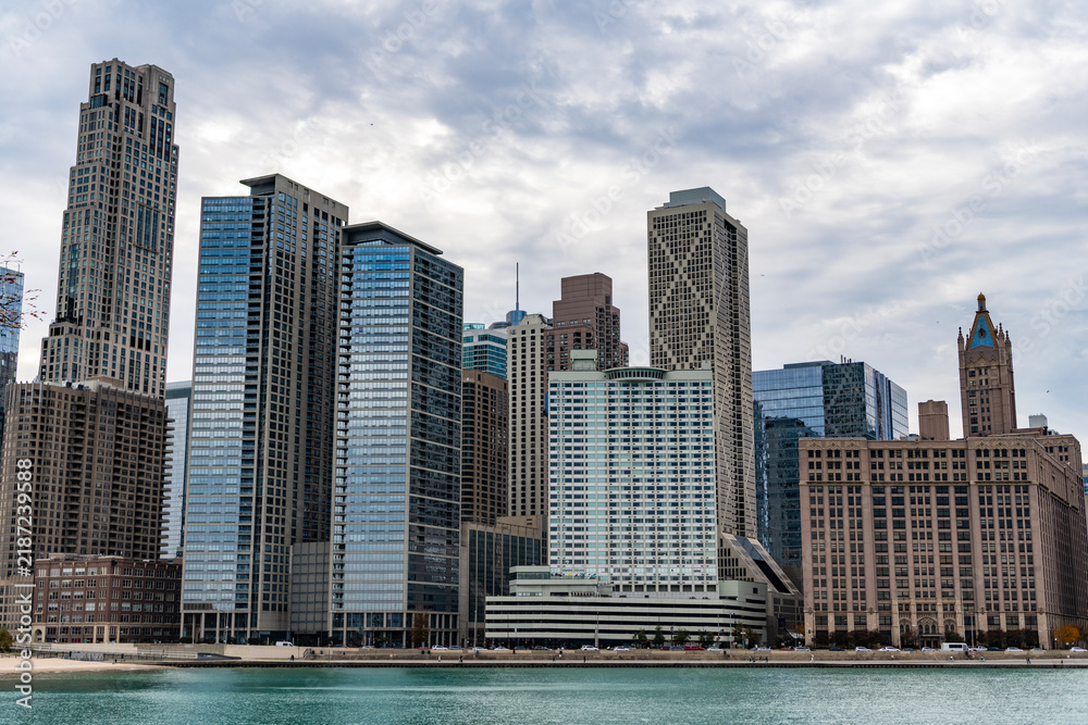 Obraz premium Skyscraper cityscape of metropolitan city Chicago, Illinois. Chicago cityscape with skyscraper architecture. Michigan lake with Chicago city skyline in cloudy evening. Cityscape of Chicago