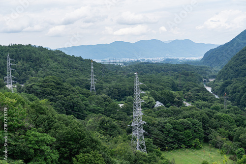 Obraz na płótnie 送電線 鉄塔 森林 山 電力 インフラ 高圧線 山間部