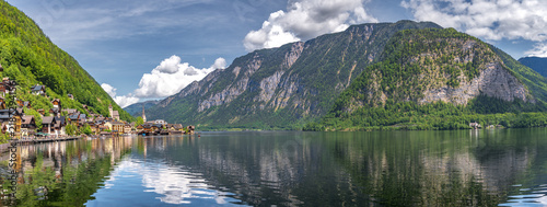 Foto Panoramic view of the traditional village of Hallstatt and the reflective lake i