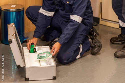 Quadro su tela Emergency first aid supplies presented to seafarers during a scheduled onboard training exercise, illustrating workplace safety, medical response procedures and crew preparedness