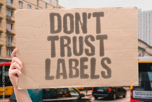Foto "Don't trust labels" Read ingredient sourcing before purchasing snacks