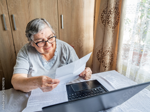 Foto Surprised Senior Woman Reacting to High Household Bill at Home