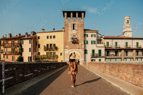 Foto Exploring the timeless beauty of Verona, Italy under a clear blue sky
