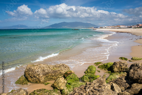 La Playa de Los Lances con aguas cristalinas de color turquesa en el municipio de Tarifa, provincia de Cádiz, Andalucía, España

