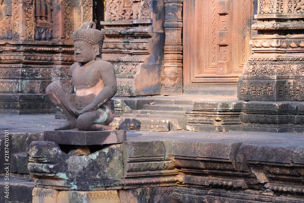 Obraz premium ruined buddhist and hindu khmer temple (banteay srei) in angkor in siem reap in cambodia 