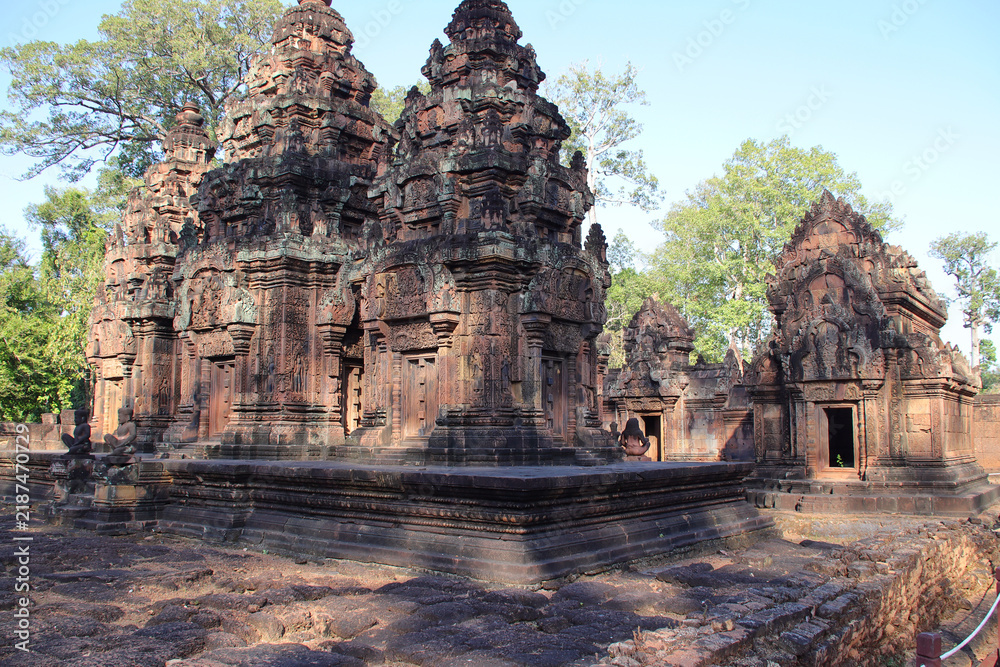 Obraz premium ruined buddhist and hindu khmer temple (banteay srei) in angkor in siem reap in cambodia 