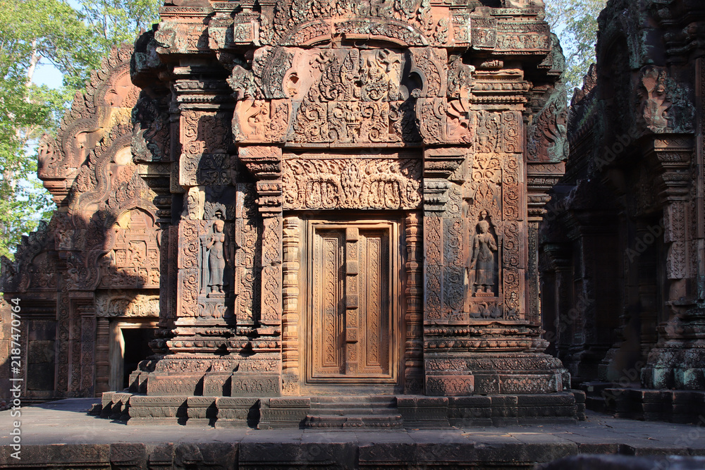Fototapeta premium ruined buddhist and hindu khmer temple (banteay srei) in angkor in siem reap in cambodia 
