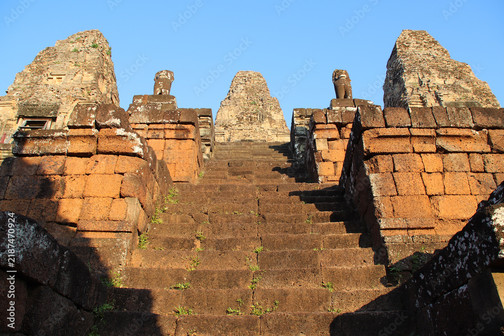 Obraz premium ruined buddhist and hindu khmer temple (pre rup) in angkor in siem reap in cambodia 