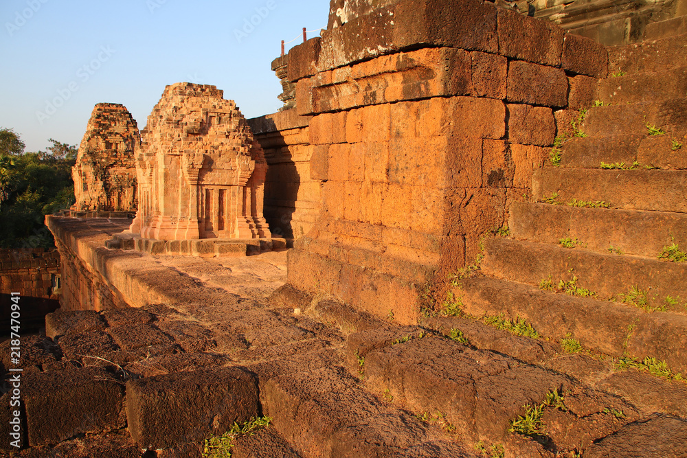 Obraz premium ruined buddhist and hindu khmer temple (pre rup) in angkor in siem reap in cambodia 