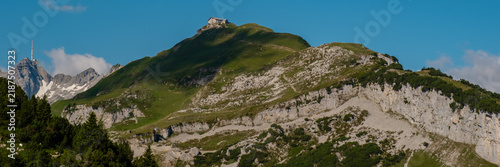 фотографія Explore the breathtaking landscapes of Switzerlands majestic mountains