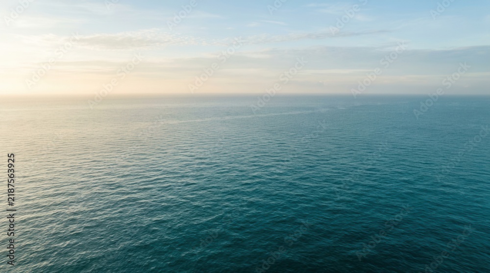 Fototapeta premium Wide horizon of the ocean under light cloud cover