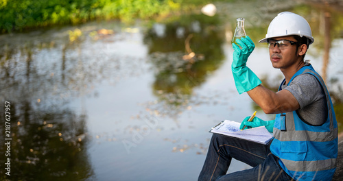 Foto Environmental engineers inspect water quality,Bring water to the lab for testing,Check the mineral content in water and soil,Check for contaminants in water sources