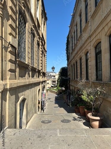 Obraz na plátně Passage in the old town between houses