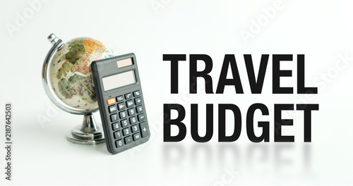 Konstfotografi Globe sits beside a calculator, symbolizing travel costs