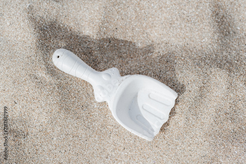 Pala de juguete sobre la arena de playa