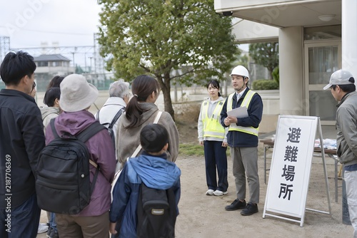 Naklejka 避難場所に集まる住民たち