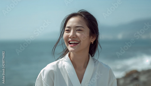 Fototapeta 海辺で笑う若い女性のポートレート