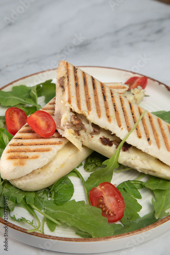 Foto Repas rapide avec sandwich grillé et salade sur une assiette