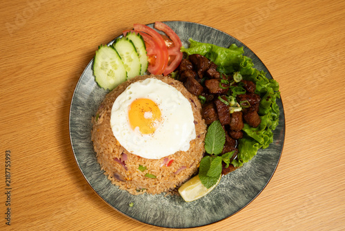 фотографія Cuisine thaïlandaise avec riz, viande et légumes