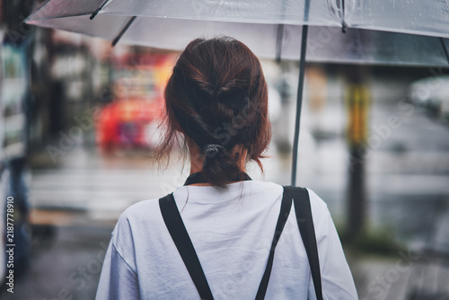 Obraz w ramie 雨傘を差す女性の後ろ姿