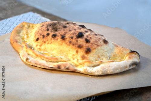 Fotografie panzerotto pugliese appena uscito dal forno