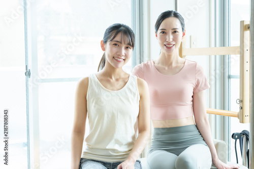 Naklejka ピラティス スタジオ ジム 女性 インストラクター