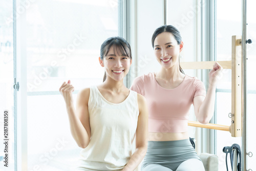 Naklejka ピラティス スタジオ ジム 女性 ガッツポーズ