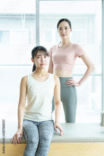 Naklejka ピラティス スタジオ ジム 女性 インストラクター