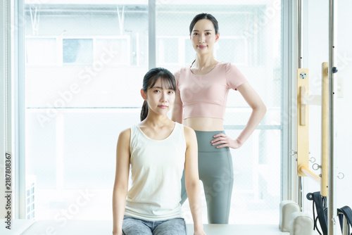 Naklejka ピラティス スタジオ ジム 女性 インストラクター