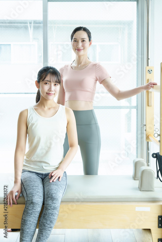 Naklejka ピラティス スタジオ ジム 女性 インストラクター