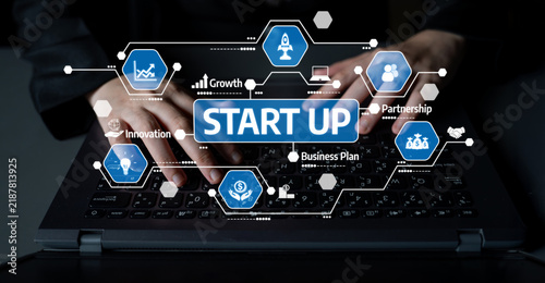 Foto Detailed image capturing a start-up concept with hands on a laptop, emphasizing themes of growth, partnership, and innovation for aspiring entrepreneurs and investors