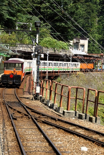 黒部渓谷鉄道からの車窓風景（宇奈月駅ー欅平駅）欅平駅　トロッコ車両